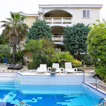 Villa Latina With 6 Apartments And A Shared Pool 维尔 外观 照片