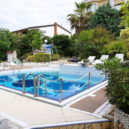 Villa Latina With 6 Apartments And A Shared Pool 维尔 外观 照片