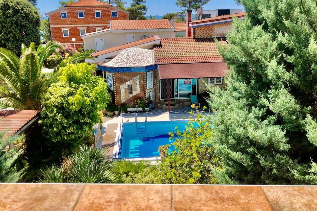Villa Latina With 6 Apartments And A Shared Pool 维尔 外观 照片