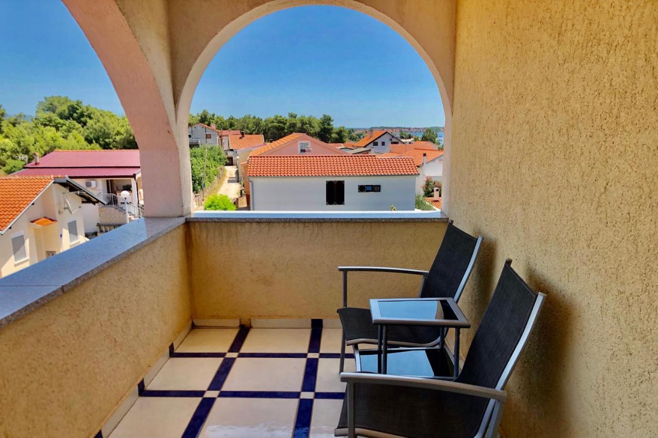 Villa Latina With 6 Apartments And A Shared Pool 维尔 外观 照片