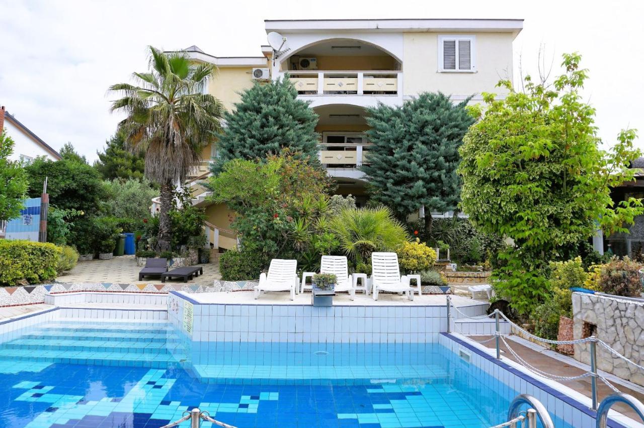 Villa Latina With 6 Apartments And A Shared Pool 维尔 外观 照片