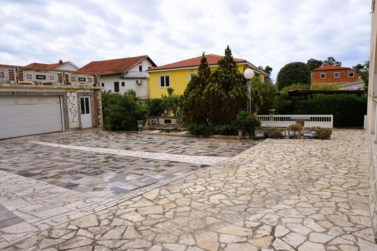 Villa Latina With 6 Apartments And A Shared Pool 维尔 外观 照片