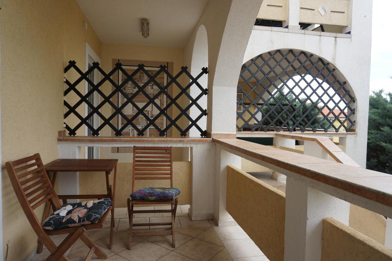 Villa Latina With 6 Apartments And A Shared Pool 维尔 外观 照片