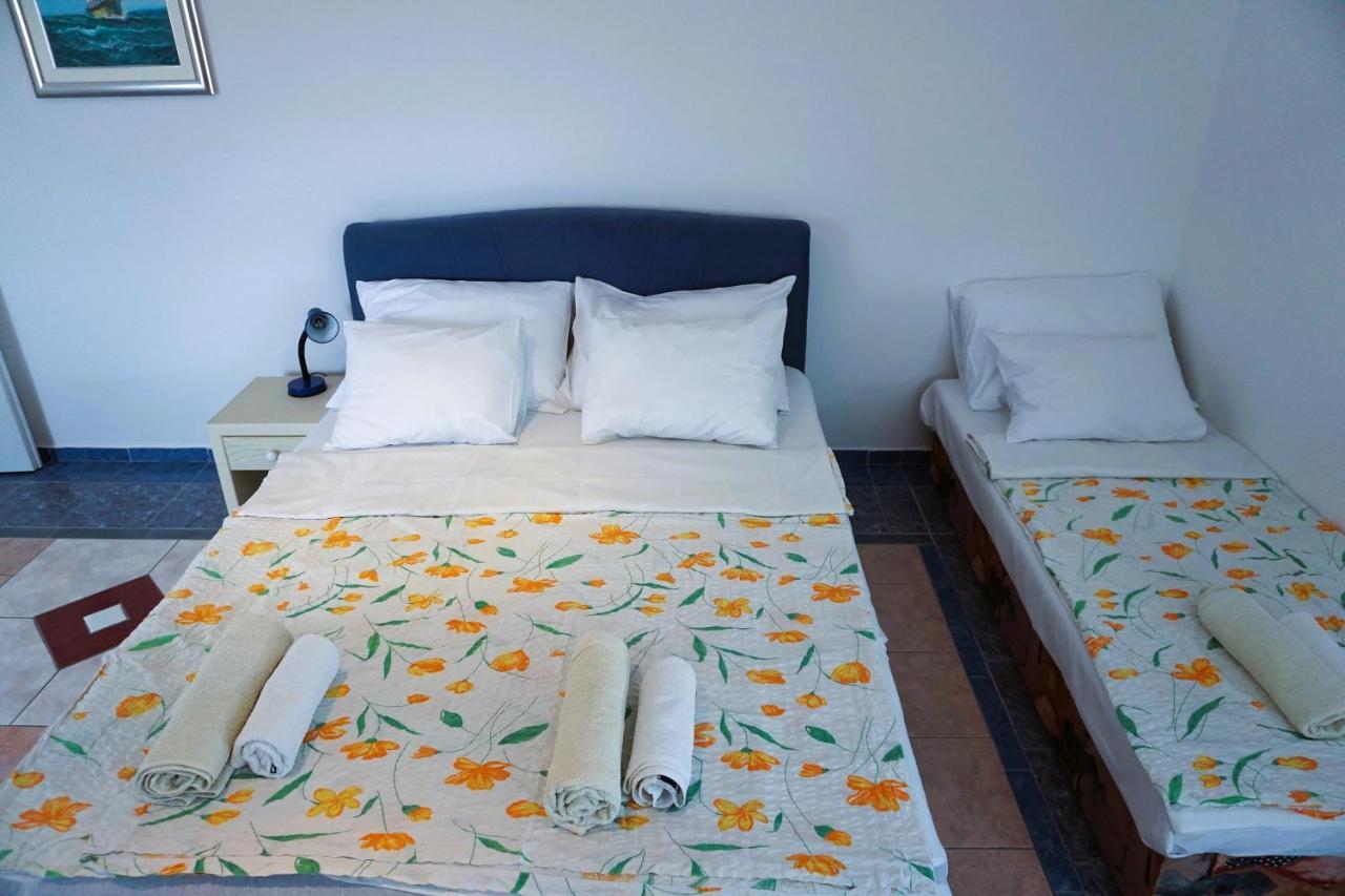 Villa Latina With 6 Apartments And A Shared Pool 维尔 外观 照片