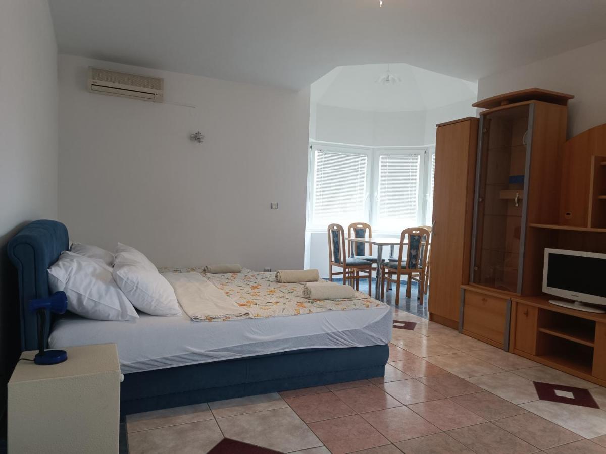 Villa Latina With 6 Apartments And A Shared Pool 维尔 外观 照片