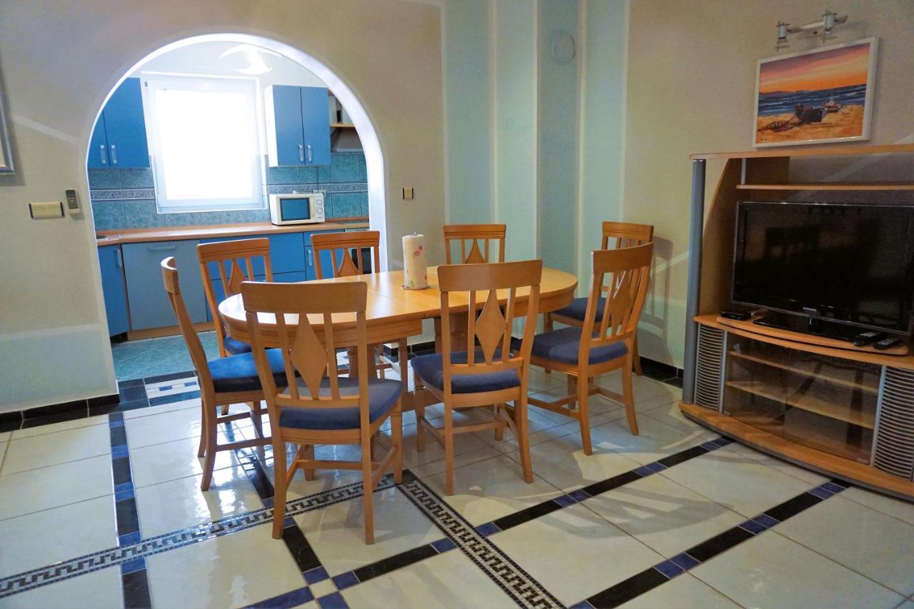Villa Latina With 6 Apartments And A Shared Pool 维尔 外观 照片