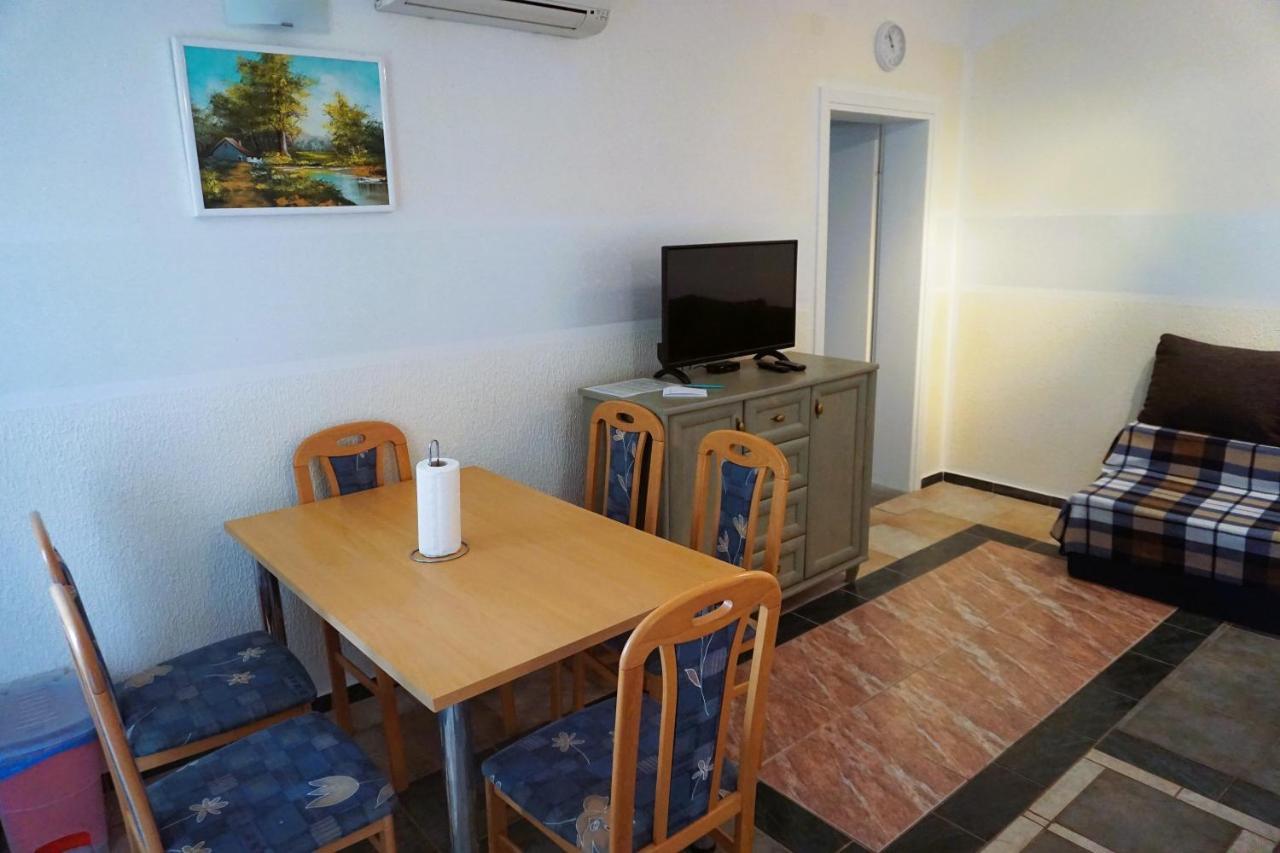 Villa Latina With 6 Apartments And A Shared Pool 维尔 外观 照片