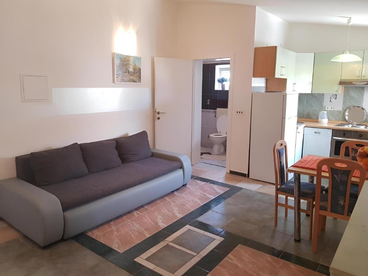 Villa Latina With 6 Apartments And A Shared Pool 维尔 外观 照片